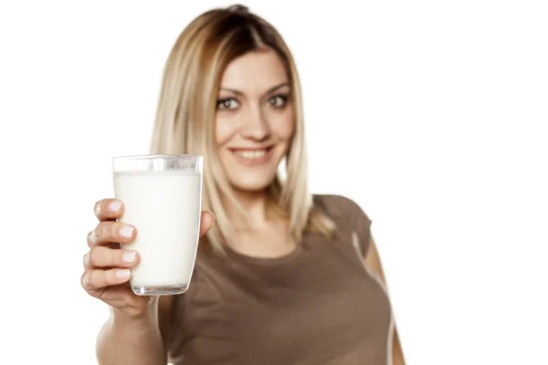 Mujer ofreciendo leche — Foto de Stock