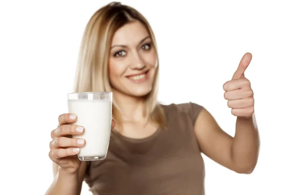 Tummen upp för mjölk — Stockfoto