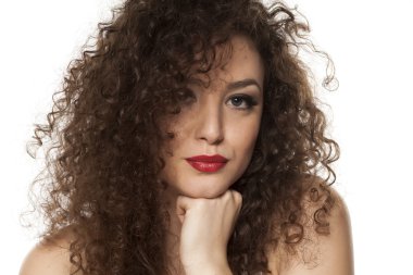 Kıvırcık saçlı kız.