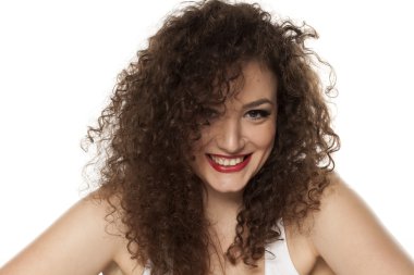 kıvırcık saçlı kız gülümseyerek