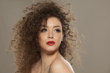 Kıvırcık saçlı kız.