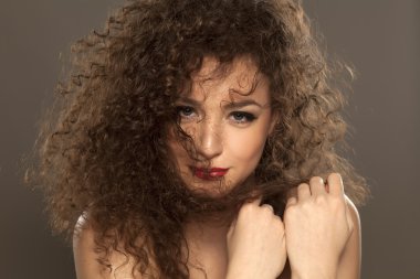 Kıvırcık saçlı kız.