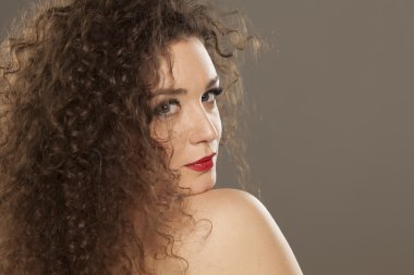 Kıvırcık saçlı kız.