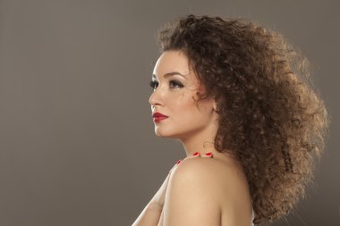 Kıvırcık saçlı kız.