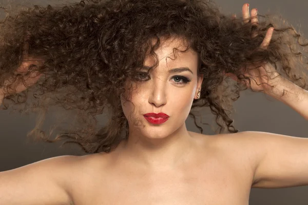 Kıvırcık saçlı kız.