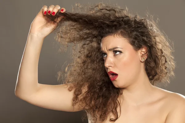 Женщина с поврежденными волосами — стоковое фото
