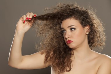 bozuk saçlı kadın