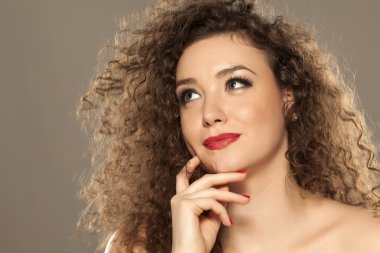 düşünceli ve gülümseyerek