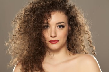 kıvırcık saçlı güzel 