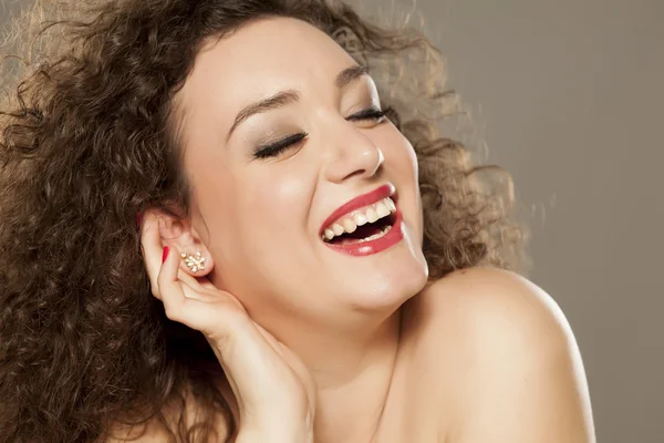 Chica feliz con el pelo rizado —  Fotos de Stock