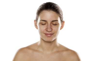 makyaj olmadan gülümseyen