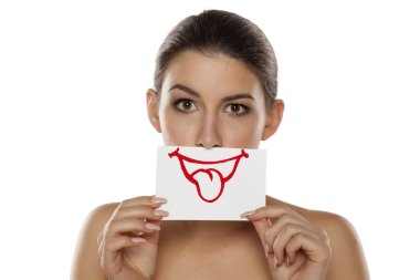 Çizilmiş bir gülümseme ile kız