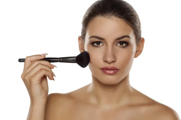 Maquiagem - aplicação blush — Fotografia de Stock