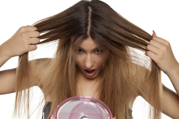 Cuidados com o corpo - cabelo danificado — Fotografia de Stock