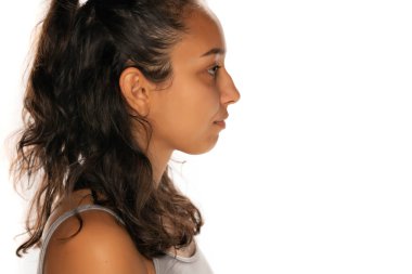 Beyaz arka planda ciddi Hintli genç kadın profili