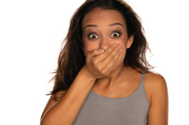 Beyaz arka planda şok olmuş genç bir kadının portresi