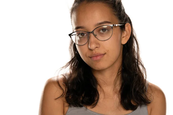 Retrato Mujer Árabe Joven Seria Con Gafas Sobre Fondo Blanco — Foto de Stock