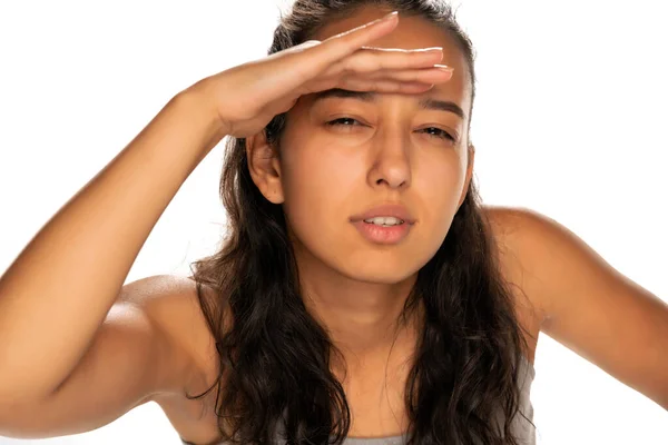 Retrato Mulher Pele Escura Com Visão Fundo Branco — Fotografia de Stock