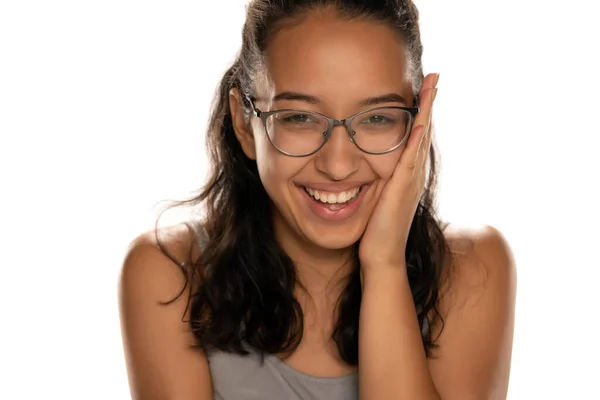 Щаслива Молода Темношкіра Жінка Окулярами Білому Тлі — стокове фото