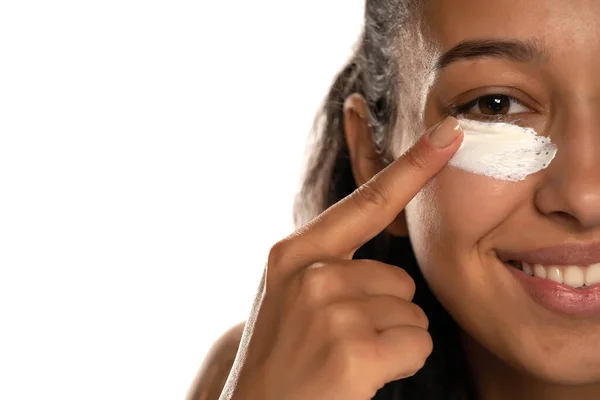Wanita Berkulit Gelap Muda Yang Mengoleskan Kreme Kelopak Matanya Yang — Stok Foto