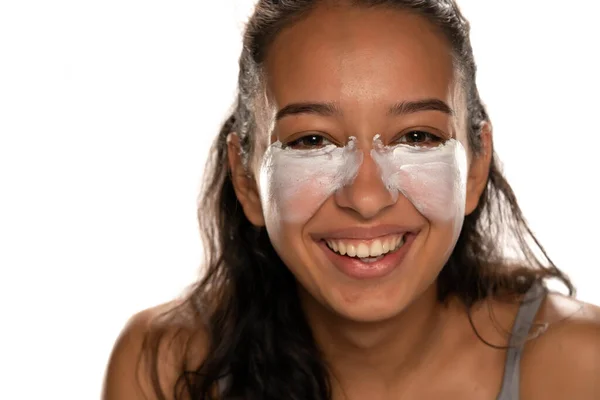Wanita Berkulit Gelap Muda Dengan Kreme Kelopak Matanya Yang Rendah — Stok Foto