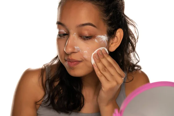 Genç Koyu Tenli Kadın Beyaz Arka Planda Pamukla Yüzünü Temizliyor — Stok fotoğraf