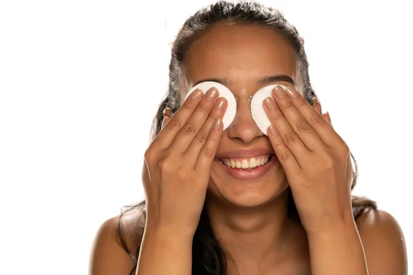 Νεαρή Σκουρόχρωμη Γυναίκα Καθαρίζει Πρόσωπό Της Βαμβακερά Μαξιλαράκια Λευκό Φόντο — Φωτογραφία Αρχείου