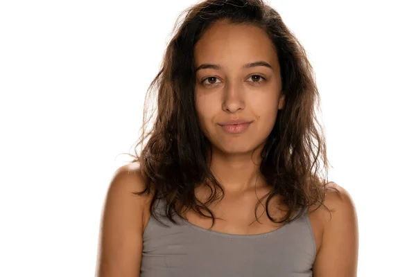 Retrato Hermosa Joven Latina Sin Maquillaje Sobre Fondo Blanco — Foto de Stock