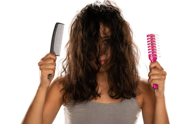 Молодая неизвестная женщина с грязными волосами на белом фоне