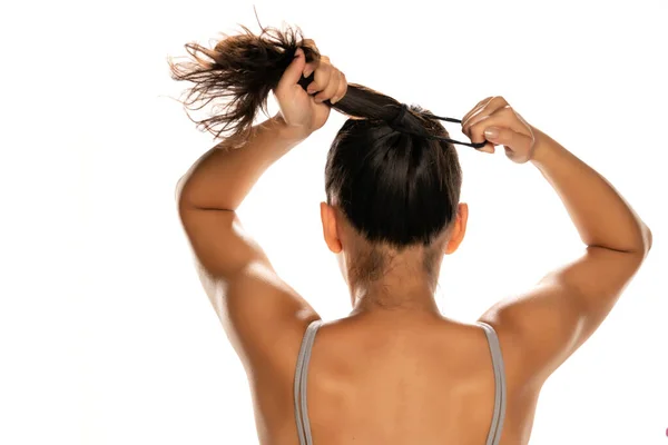 Rückansicht Einer Frau Die Sich Die Haare Bindet — Stockfoto