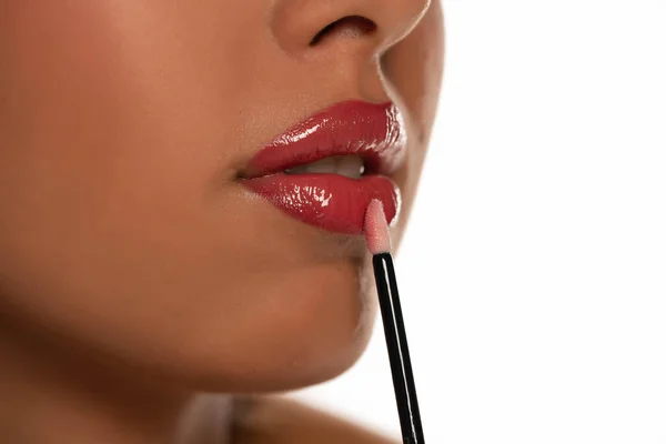 Nahaufnahme Einer Frau Die Lipgloss Auf Weißem Hintergrund Aufträgt — Stockfoto