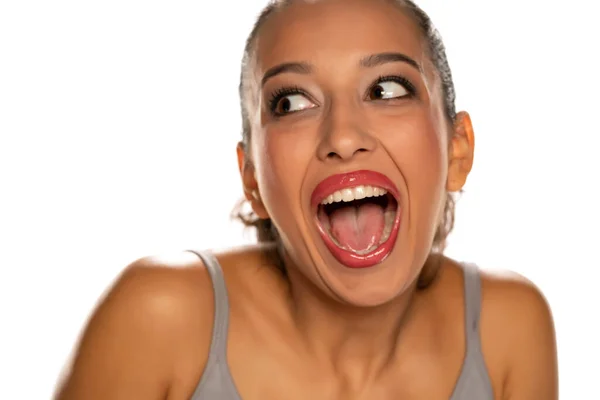 Feliz Joven Mujer Piel Oscura Sobre Fondo Blanco — Foto de Stock