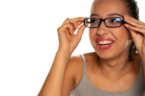 白底眼镜的快乐年轻的黑皮肤女人 — 图库照片