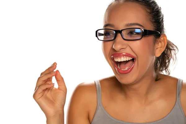 Muito Feliz Jovem Mulher Pele Escura Com Óculos Fundo Branco — Fotografia de Stock