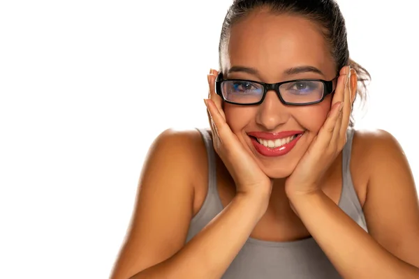 Szczęśliwy Młody Ciemnoskóry Kobieta Okularami Białym Tle — Zdjęcie stockowe