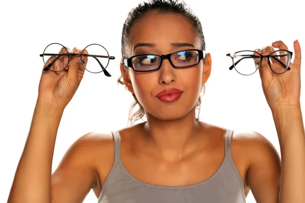 Jovem Mulher Pele Escura Comparar Óculos Fundo Branco — Fotografia de Stock