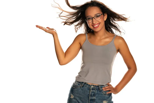 Mujer Piel Oscura Feliz Sosteniendo Objeto Imaginario Sobre Fondo Blanco —  Fotos de Stock