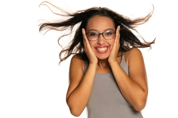 Feliz Jovem Mulher Pele Escura Com Óculos Fundo Branco — Fotografia de Stock