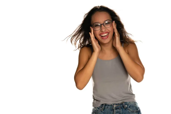 Feliz Jovem Mulher Pele Escura Com Óculos Fundo Branco — Fotografia de Stock