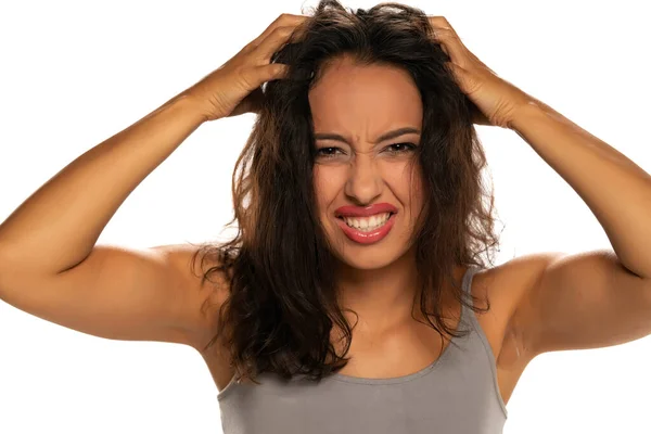 Giovane Donna Dalla Pelle Scura Con Capelli Disordinati Sfondo Bianco — Foto Stock