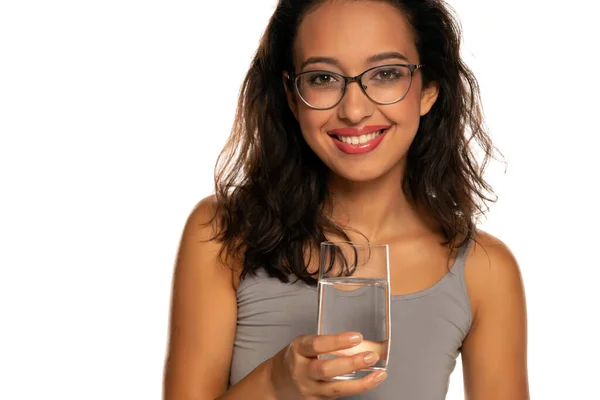 Giovane Donna Dalla Pelle Scura Con Bicchiere Acqua Sfondo Bianco — Foto Stock