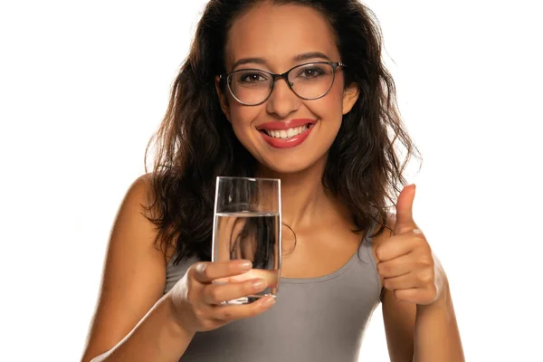 Mujer Joven Piel Oscura Con Vaso Agua Sobre Fondo Blanco — Foto de Stock