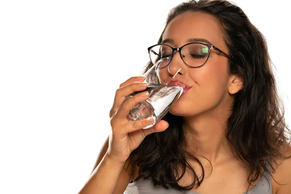 Giovane Donna Dalla Pelle Scura Bere Acqua Bicchiere Sfondo Bianco — Foto Stock