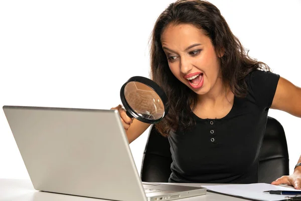 Young Dark Skinned Woman Laptop Looking Trough Magnifying Glass — Stock Photo, Image