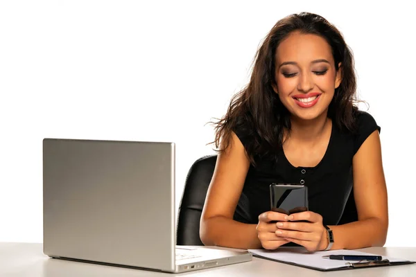 Junge Dunkelhäutige Lächelnde Frau Mit Laptop Sms Auf Ihrem Handy — Stockfoto