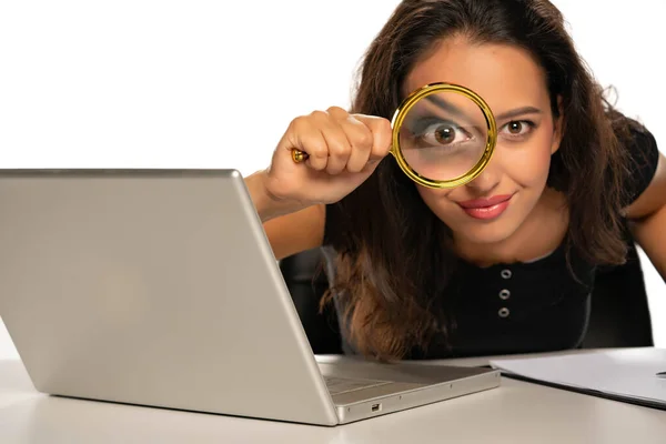 Young Dark Skinned Woman Laptop Looking Trough Magnifying Glass — Stock Photo, Image