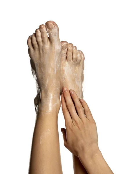 Femme Appliquant Crème Pour Les Pieds Sur Ses Pieds Nus — Photo