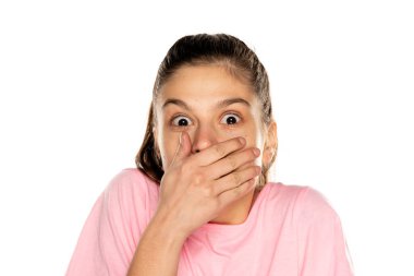 Beyaz arka planda makyajsız genç bir kadının portresi.