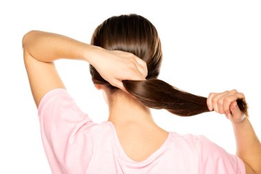 Kadının arka planı kuyruğunu beyaz arka plana bağlıyor.