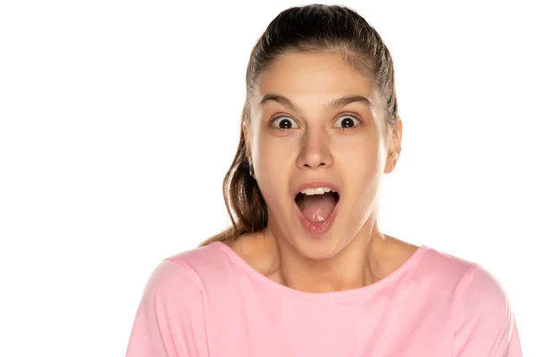 Retrato Mujer Joven Feliz Conmocionado Sin Maquillaje Sobre Fondo Blanco — Foto de Stock